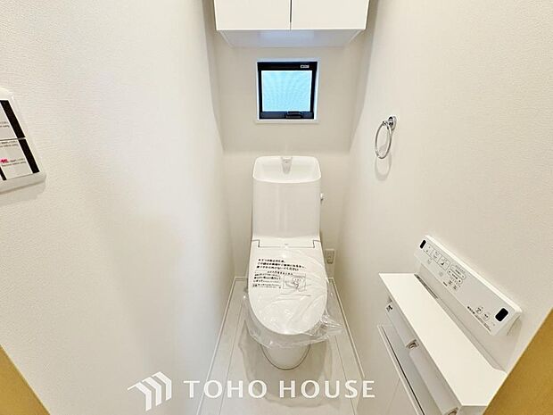 「温水洗浄便座付きトイレ」トイレは快適な温水洗浄便座付です。清潔感のあるホワイトで統一しました。いつも清潔な空間であって頂けるよう配慮された造りです。