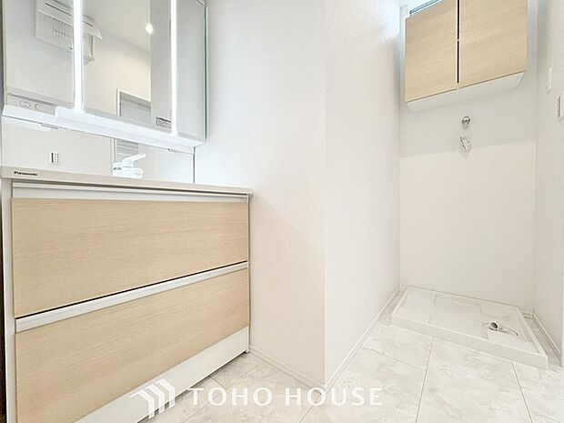 「洗面台」大きな鏡で朝の準備もばっちり。収納も多く、洗剤など日用品の保管にも便利です。