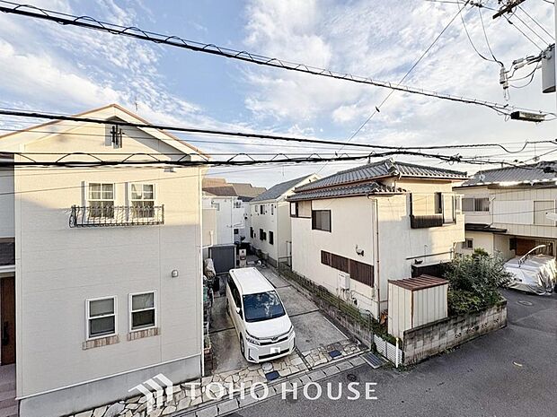 「穏やかな街並みの眺望」穏やかな街並みを一望しながら、爽やかな風と柔らかく降り注ぐ陽光を感じて頂けます。心地良い開放感が暮らしにゆとりと充足感をもたらします。