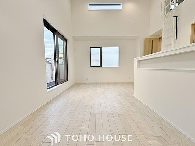 「憩いの場リビング」くつろぎを愉しむリビングルームは憩いの場となります。リビングとダイニングの空間機能を活かし、巧みに使い分ける発想が、ライフスタイルに新しいゆとりをもたらします。