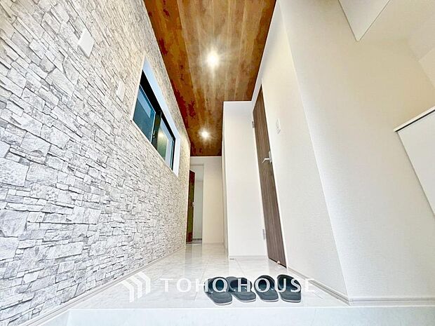 「玄関」人を迎え入れる最初の場所だからこそ、清潔感があり纏まった空間にして頂ける様にゆとりあるシューズボックスを設置しました。おでかけの時も帰宅の時も、すっきりとした玄関は気持ちが良いものです。