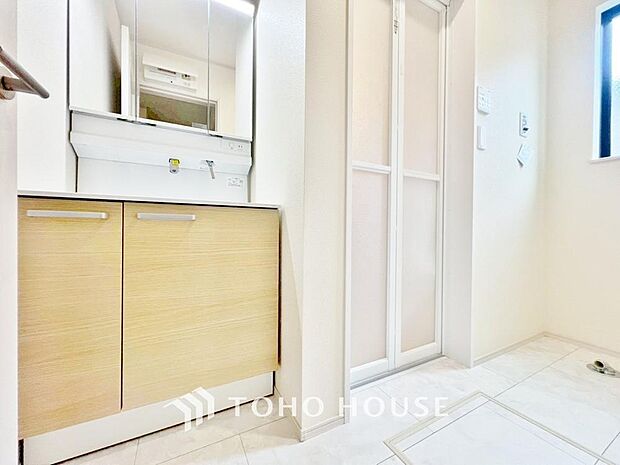 「洗面台」大きな鏡で朝の準備もばっちり。収納も多く、洗剤など日用品の保管にも便利です。