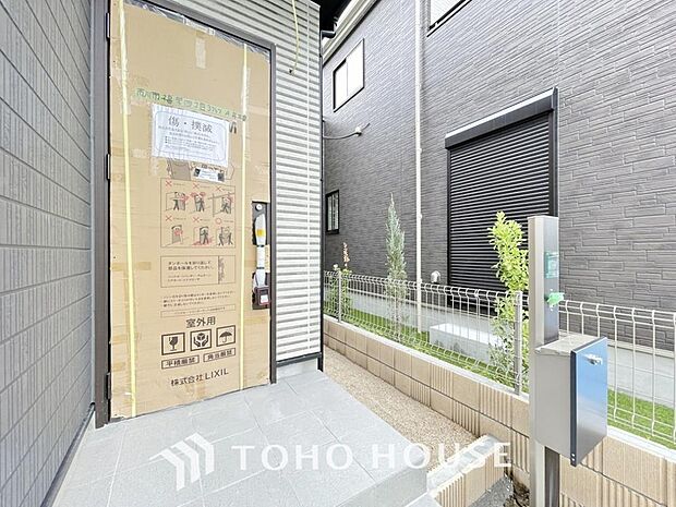 「玄関」上質感漂う玄関へのアプローチ。家族の帰りを待ち、訪れる方を優しく迎える。そんな安らぎに満ちた生活空間を予感させる生活イメージが湧き出てきそうな物件です。