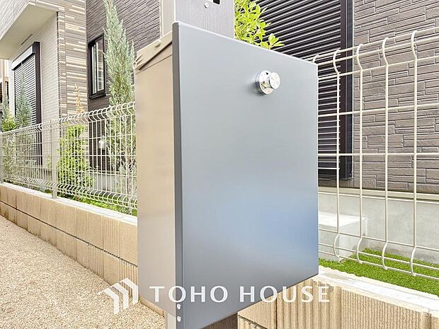 「郵便受け」モダンカラーの外観に合わせたデザインの郵便ポストとなってます。