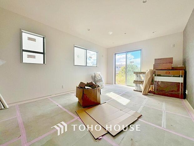 「穏やかな時が流れる癒しの空間」穏やかな光が明るくリビングルームを包みます。心地よい空間が、ご家族のかけがえのない時間に優しく寄り添います。