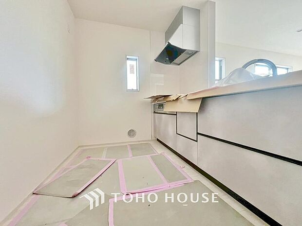 「カウンターキッチン。」効率よくお料理ができるコンロ・収納を完備したシステムキッチン。確かな機能性を実感頂けます。