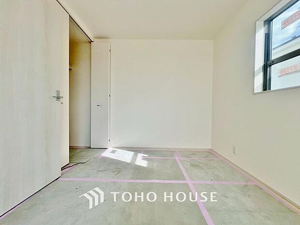 「明るい居室」温もりある自然光を感じていただける居室です。飽きのこないナチュラルなデザインの空間は、色褪せることのない心地良さを作ります。