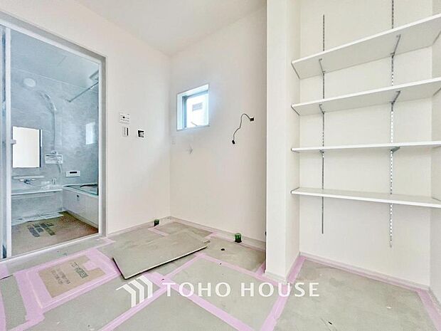 「清潔な印象の洗面室」明るく清潔感のある色調で纏められた洗面室は、機能性に富んだ三面鏡と使い勝手の良い収納を完備した洗面台を設置。洗濯機置場も完備し、大変充実しております。