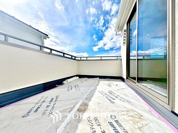 「バルコニー」都市型生活をより快適にコーディネートするかのように、周りの情景とマッチしたバルコニー。住まうご家族の心地よさを最優先したバルコニーでは様々な時間を楽しめます。