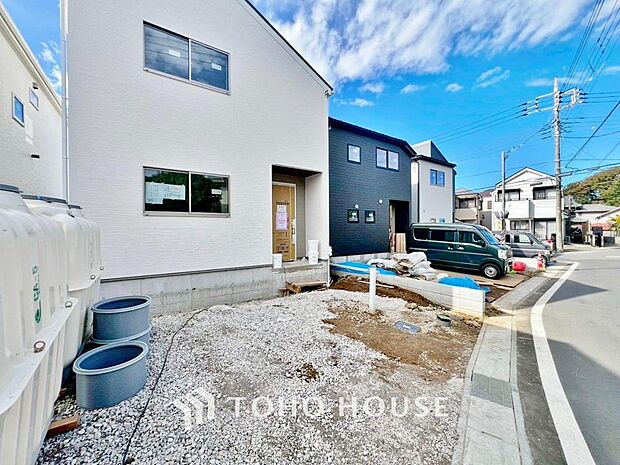 「カースペース2台」2台分の駐車スペースがあるので、お子様の自転車やバイク置き場にするスペースとしてもご利用いただけます。