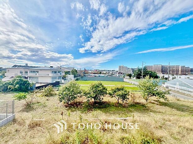 「穏やかな街並みの眺望」穏やかな街並みを一望しながら、爽やかな風と柔らかく降り注ぐ陽光を感じて頂けます。心地良い開放感が暮らしにゆとりと充足感をもたらします。