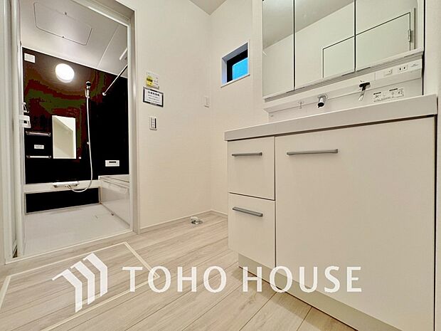 身だしなみのチェックがしやすい大きな鏡、下には収納がたっぷり。スッキリとした空間を演出いたします。