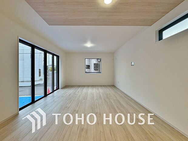 光が注がれる青い空から鮮やかに赤色にゆっくりと染まる。そんな優しい時間がここでは流れてゆく。