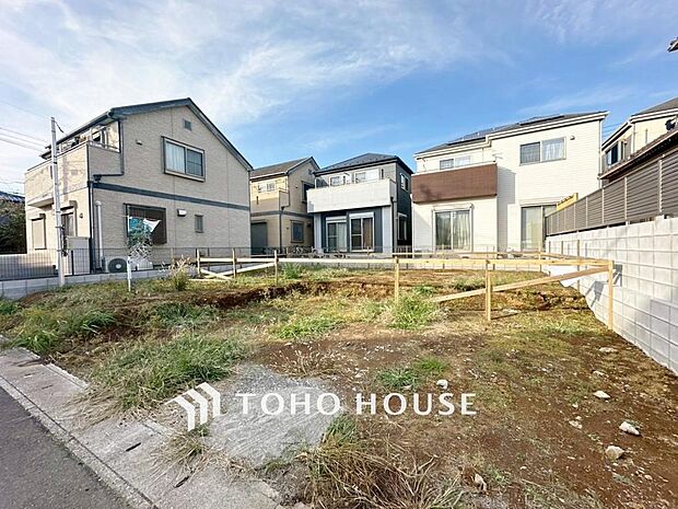 「現地」今日も、明日も、この街で、きっと誰かがしあわせになる物語が描かれていくはずです。同じ風景が毎日365日、まったく違う顔を見せてくれる。爽快な風も毎日やさしく頬をなででくれます。