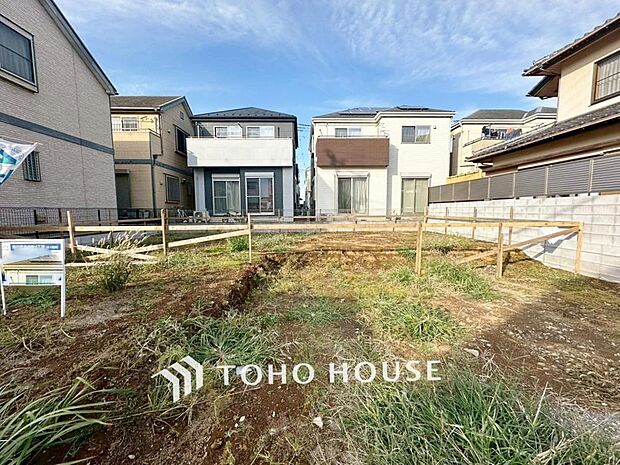 「現地」光り溢れる爽やかなお家。閑静な住宅地につき静かで穏やか採光窓が多く風通しも良好です。