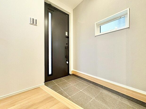 「玄関」清潔印象の玄関です。スペースを無駄なく活用し、使いやすいシューズボックスを設置しております。