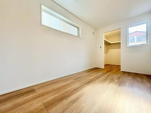 「スッキリ収納の居室」大きなクローゼットには季節ものの洋服などを収納できるので、お部屋はすっきり広々と使うことができます。