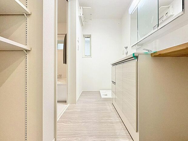 「収納のある洗面所」洗面所には、トールサイズの壁面収納が設置されています。バスタイムに必要な備品はもちろん、ランドリー用品など様々な収納スペースとして活用して頂けます。