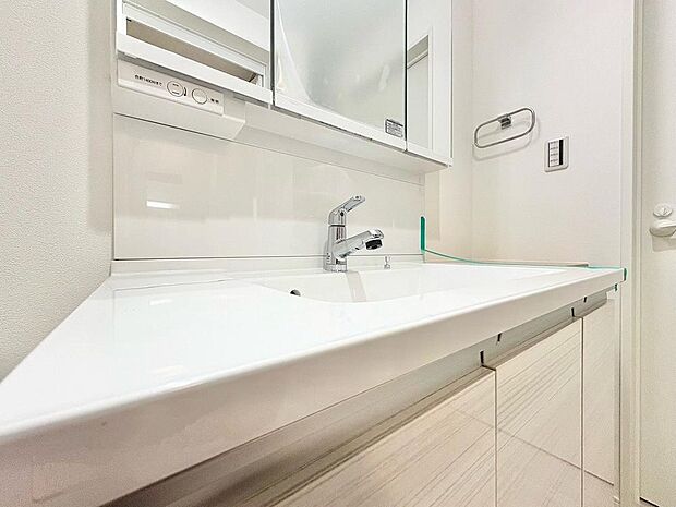 「洗面台」大きな鏡で朝の準備もばっちり。収納も多く、洗剤など日用品の保管にも便利です。