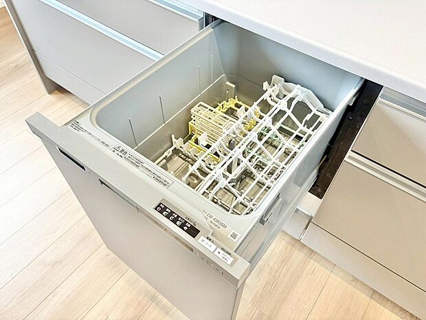 「ビルトインタイプ食器洗乾燥機」通常の手洗いでは使用出来ないほど高温のお湯や高圧水流を使うことにより汚れを効果的に落とすことができる。殺菌効果が非常に高く哺乳瓶などを使う家庭で需要が高く大変便利。