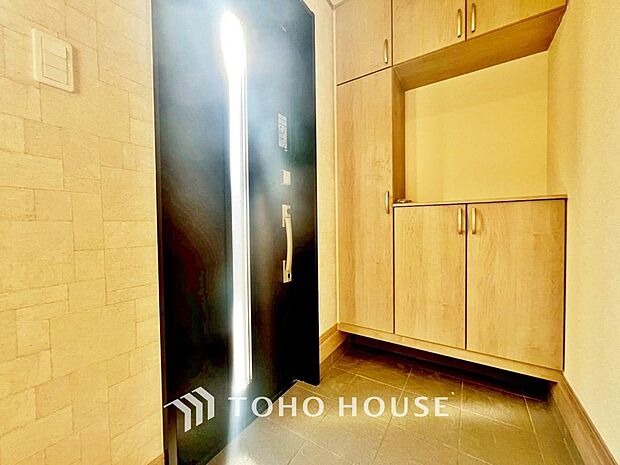 「玄関」人を迎え入れる最初の場所だからこそ、清潔感があり纏まった空間にして頂ける様にゆとりあるシューズボックスを設置しました。おでかけの時も帰宅の時も、すっきりとした玄関は気持ちが良いものです。