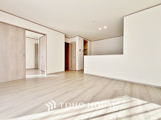 「ダイニングスぺース」家族皆様が揃って食事をするダイニングスペース。手料理をテーブルで囲む素敵な時間を存分に愉しんで下さい。