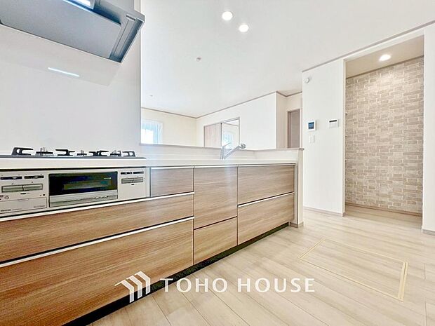 「対面キッチン」キッチンスペースは、ゆとりの広さを確保。開放的な対面式キッチンなので、ご家族との会話を楽しうことはもちろん、お子様を見守りながら家事時間を進められます。