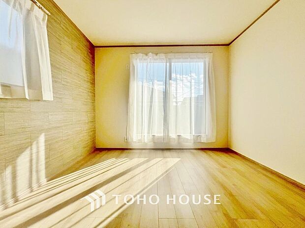 「バルコニーに面した居室」主寝室は十分な広さに加えて、快適に目覚められるよう、大きな採光窓を設けました。