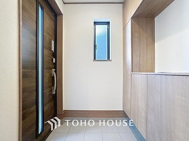 「玄関」清潔印象の玄関です。スペースを無駄なく活用し、使いやすいシューズボックスを設置しております。