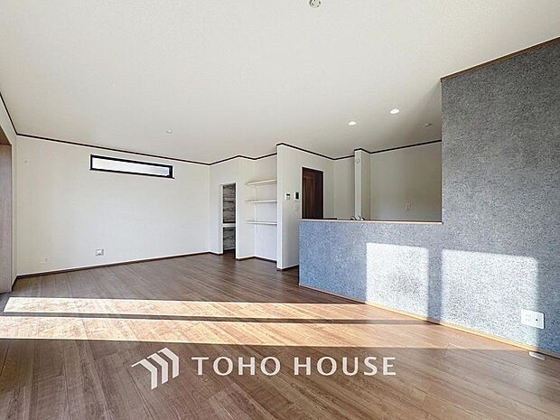 「寛ぎ空間。リビング」家族の会話や笑顔が行き交うリビングで、大きなソファやダイニングテーブルでゆったり食事をしたりくつろぎたい。そんな夢が叶えられる空間です。