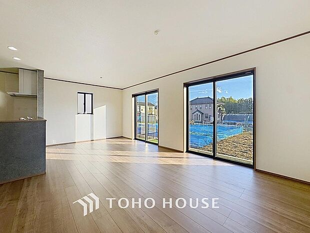 「穏やかな時が流れる癒しの空間」穏やかな光が明るくリビングルームを包みます。心地よい空間が、ご家族のかけがえのない時間に優しく寄り添います。