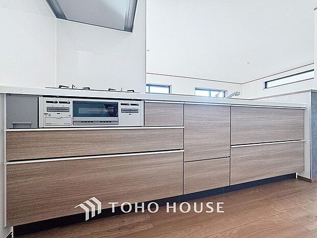 「対面式キッチン仕様」キッチンスペースは、ゆとりの広さを確保。開放的な対面式キッチンなので、ご家族との会話を楽しうことはもちろん、お子様を見守りながら家事時間を進められます。