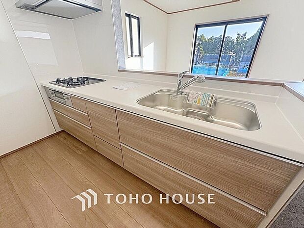 「キッチン」大型の冷蔵庫やレンジボードもしっかり置ける広々としたキッチンスペースが大事。ゆとりある空間で作業ができるとお料理の腕も日に日に上がりそうな気がしてきます。