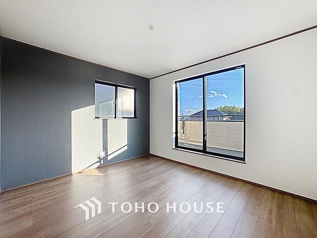 「バルコニーに面した居室」主寝室は十分な広さに加えて、快適に目覚められるよう、大きな採光窓を設けました。