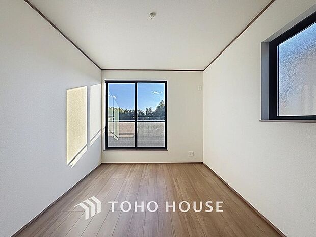 「二面採光・通風良好◎」居室に窓が2ヶ所あるので、明るさの確保と、風の通り道ができることで換気のしやすいお家になっています。