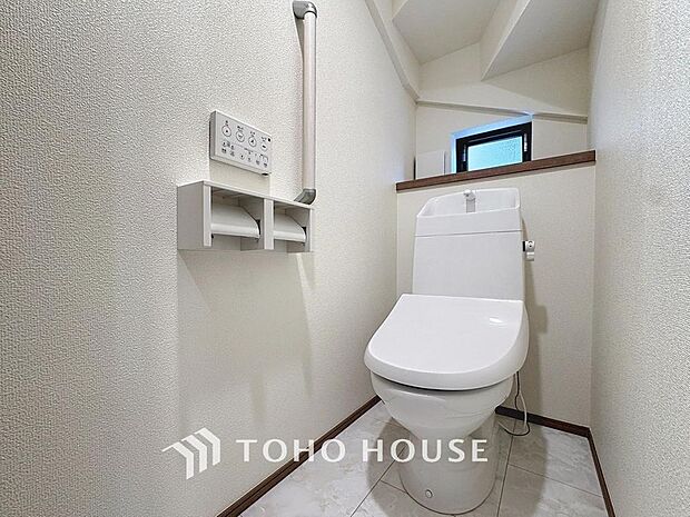 「温水洗浄便座付きトイレ」トイレは快適な温水洗浄便座付です。清潔感のあるホワイトで統一しました。いつも清潔な空間であって頂けるよう配慮された造りです。