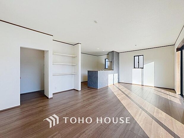 「19.7帖。LDK」広々約19帖のLDK。家族団らんの場やソファーでゆっくりとくつろぐスペースにオススメです。