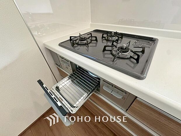 毎日料理をする、料理が好き、家族が多くて量を作る必要がある、等の方々にとっては必須の3口コンロ。同時進行で効率アップはもちろん鍋を移動する回数が減り、無駄な動きを軽減することが出来ます。