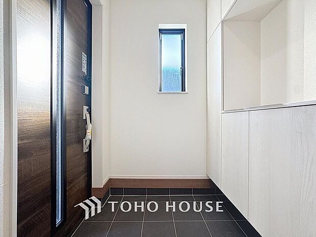 「玄関」清潔印象の玄関です。スペースを無駄なく活用し、使いやすいシューズボックスを設置しております。