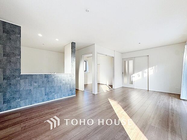 「寛ぎ空間。リビング」家族の会話や笑顔が行き交うリビングで、大きなソファやダイニングテーブルでゆったり食事をしたりくつろぎたい。そんな夢が叶えられる空間です。