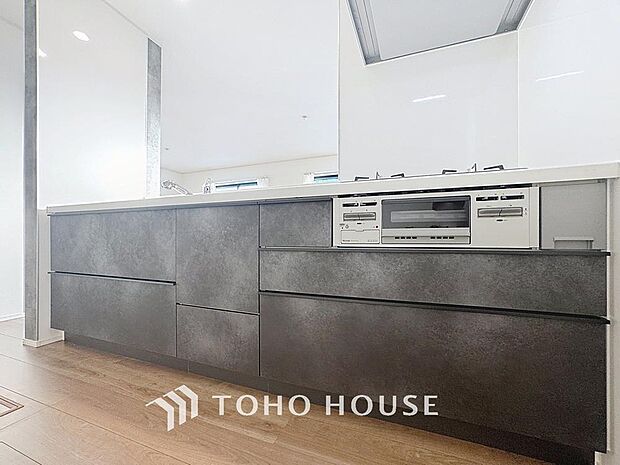 「対面式キッチン仕様」キッチンスペースは、ゆとりの広さを確保。開放的な対面式キッチンなので、ご家族との会話を楽しうことはもちろん、お子様を見守りながら家事時間を進められます。