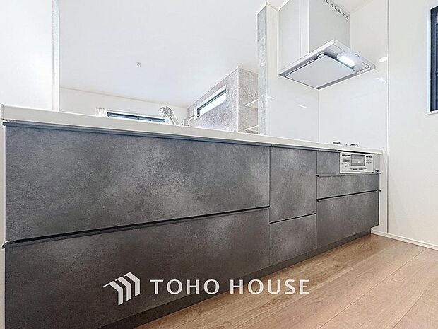 「キッチン」大型の冷蔵庫やレンジボードもしっかり置ける広々としたキッチンスペースが大事。ゆとりある空間で作業ができるとお料理の腕も日に日に上がりそうな気がしてきます。