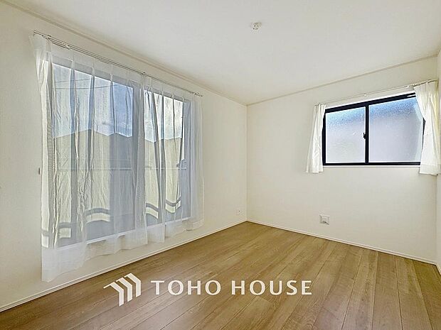 「バルコニーに面した居室」主寝室は十分な広さに加えて、快適に目覚められるよう、大きな採光窓を設けました。