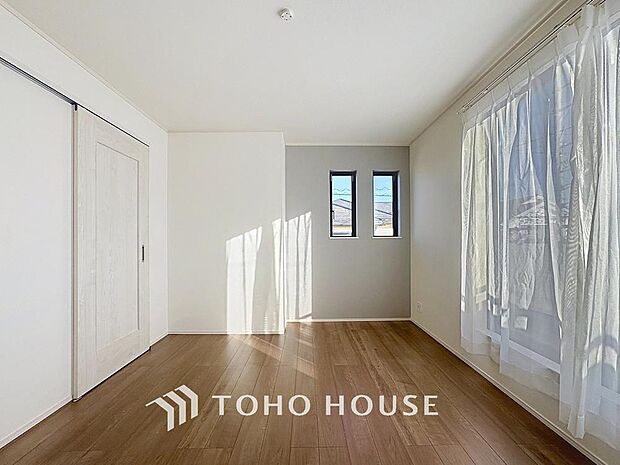 「二面採光・通風良好◎」居室に窓が2ヶ所あるので、明るさの確保と、風の通り道ができることで換気のしやすいお家になっています。