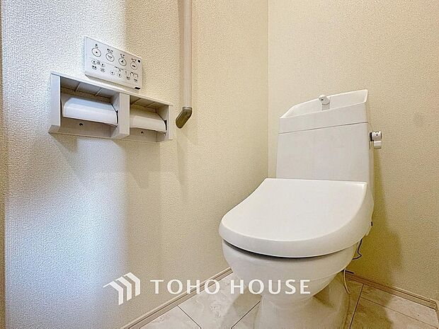 「温水洗浄便座付きトイレ」トイレは快適な温水洗浄便座付です。清潔感のあるホワイトで統一しました。いつも清潔な空間であって頂けるよう配慮された造りです。