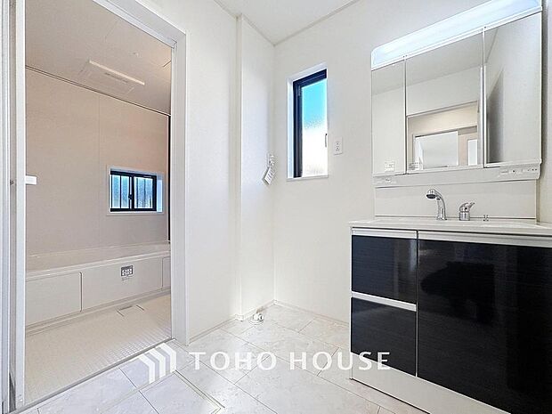 「窓あり×洗面所」湿気の多くなりやすい洗面所も、窓があることで換気が可能なので気持ちよくお使い頂けます。