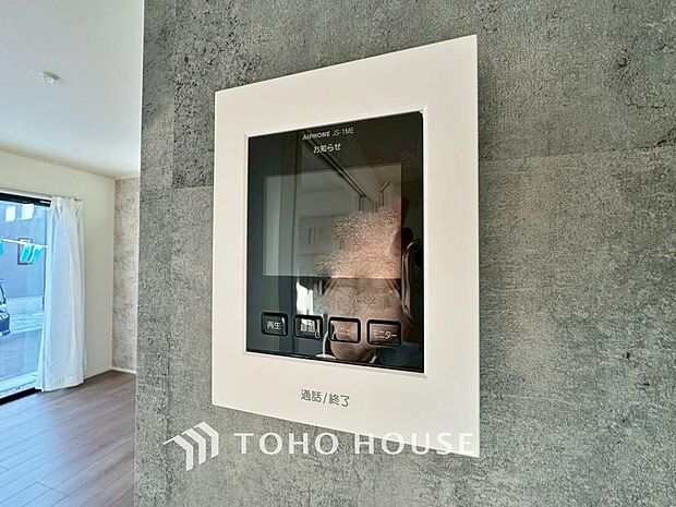 「見える安心」をカタチにしました。誰が来てもわかる様にモニター付きインターホンを設置。家事導線を考慮した個所に設置し、防犯性と利便性に優れ快適と安らぎを合わせた優しい設計。