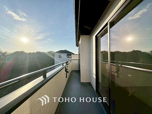 「南向き。バルコニー」都市型生活をより快適にコーディネートするかのように、周りの情景とマッチしたバルコニー。住まうご家族の心地よさを最優先したバルコニーでは様々な時間を楽しめます。