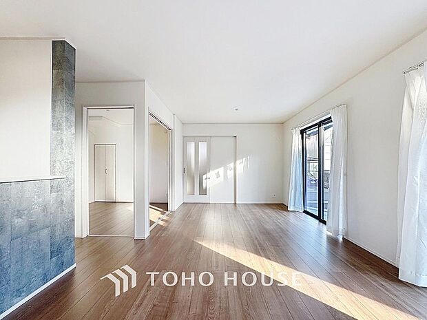 「南向き。陽当り良好。」大きな窓辺からの日差しが暖かい室内は、自然と住まう人の気分も明るくなり、リビングでの素敵なワンシーンが演出されます。