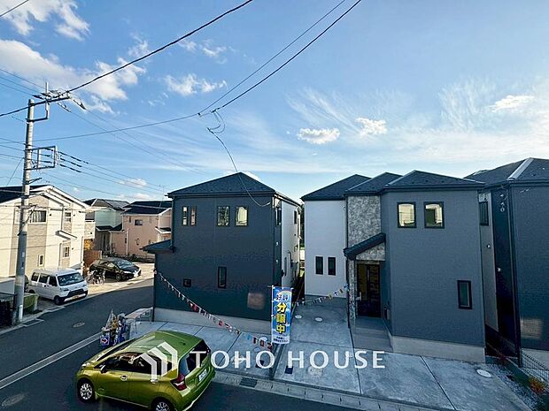 「穏やかな街並みの眺望」穏やかな街並みを一望しながら、爽やかな風と柔らかく降り注ぐ陽光を感じて頂けます。心地良い開放感が暮らしにゆとりと充足感をもたらします。